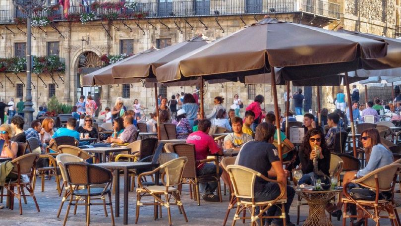 În Spania, oamenii pot merge inclusiv la terase și restaurante