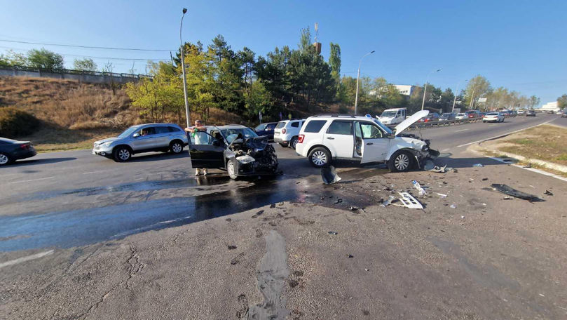 Două mașini s-au tamponat la Ialoveni: Două pasagere au ajuns la spital