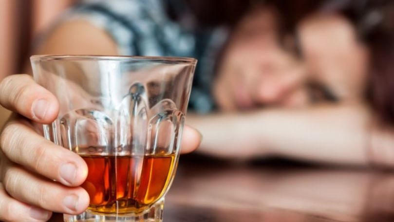 Studiu îngrijorător: Tot mai multe românce, dependente de alcool