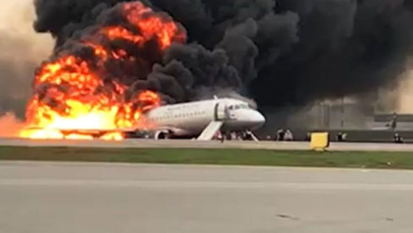 Noi imagini cu momentul în care pasagerii sunt evacuați din avionul ars