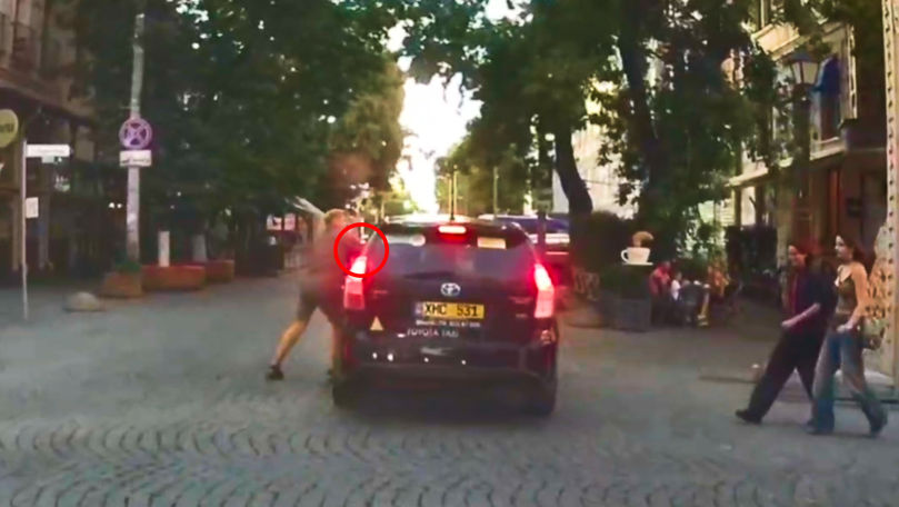 Doi șoferi și-au împărțit pumni în trafic pe o stradă din Capitală