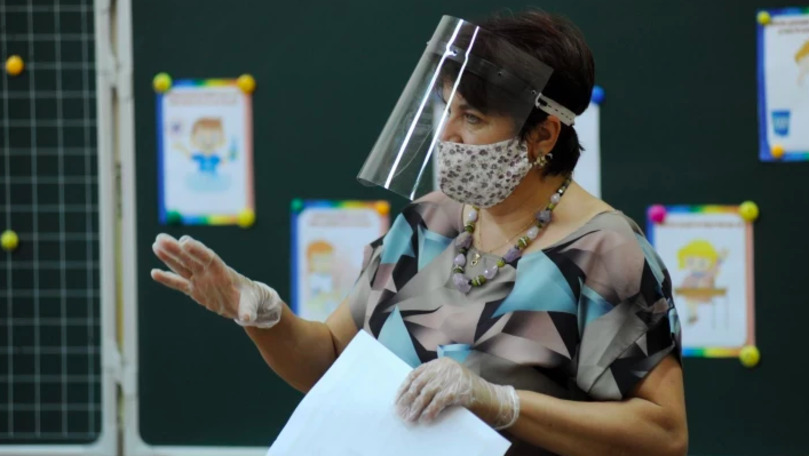 Ученики вернутся за школьные парты, но без праздничных линеек, а только на классный час.