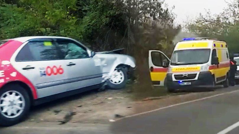 Mașină de taxi, răsturnată în șanț la Hâncești: 3 persoane, la spital
