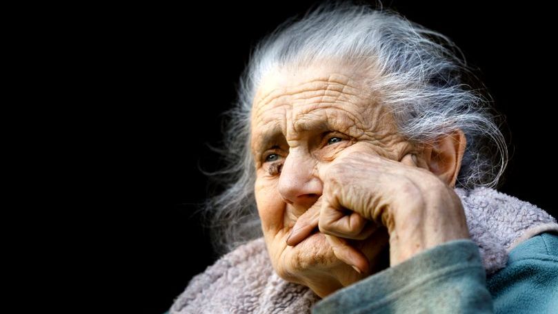 Cum a scăpat cu viață o româncă de 89 de ani, atacată de hoți
