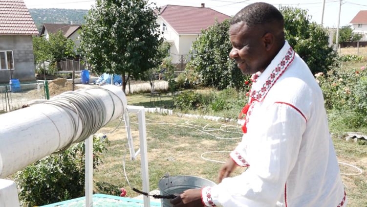 В Молдове африканец выучил румынский язык и стал преподавателем.