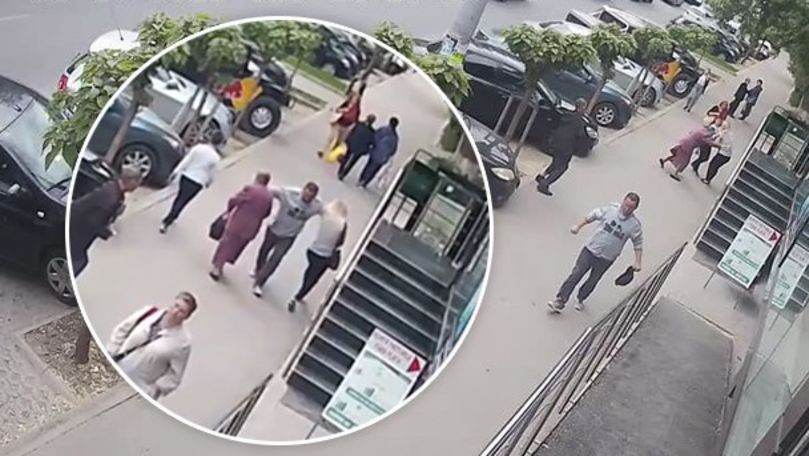 Cine este bărbatul ciudat, filmat cum lovește două femei pe stradă