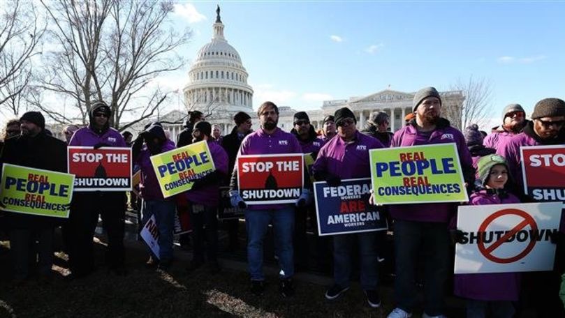 Sute de angajaţi au protestat la Washington faţă de shutdown