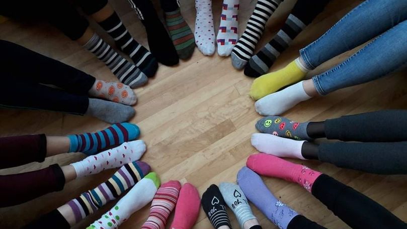 Elevii din Drochia au acceptat provocarea cu ciorapii colorați