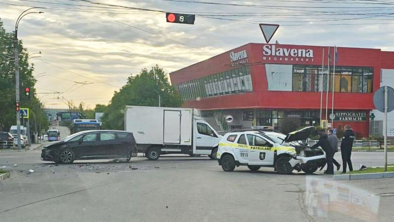 В Бельцах автомобиль НИОБ столкнулся с авто, которым управлял сотрудник полиции.