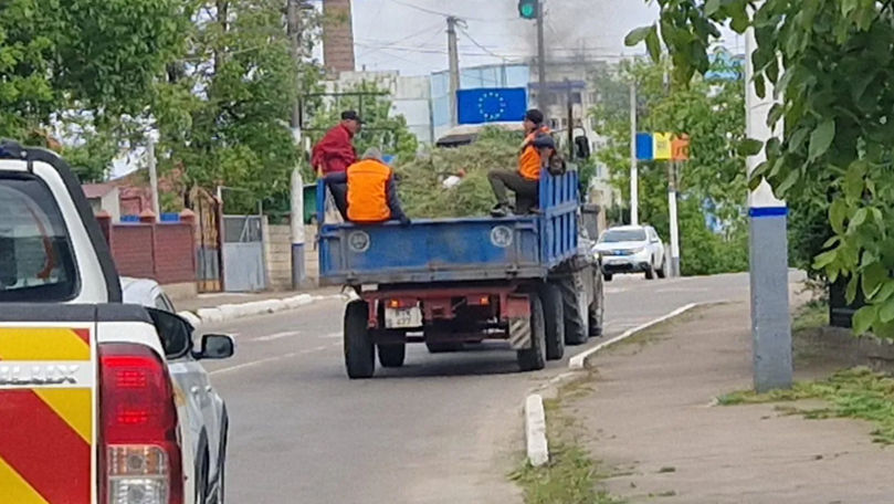 Muncitorii din Soroca, transportați în remorcă: Cine răspunde pentru ei