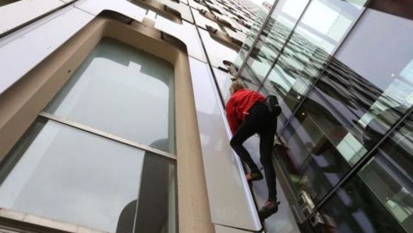 Un tânăr a escaladat o clădire din Paris pentru a salva un copil