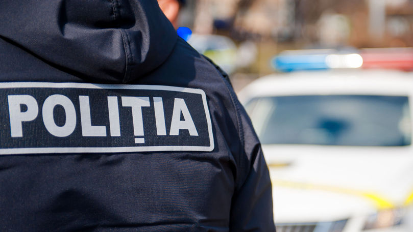 Și-a pus fata la volan și a lăsat-o să conducă mașina. Un tată, amendat