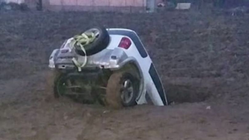 O mașină a fost înghițită de pământ din neatenție în România