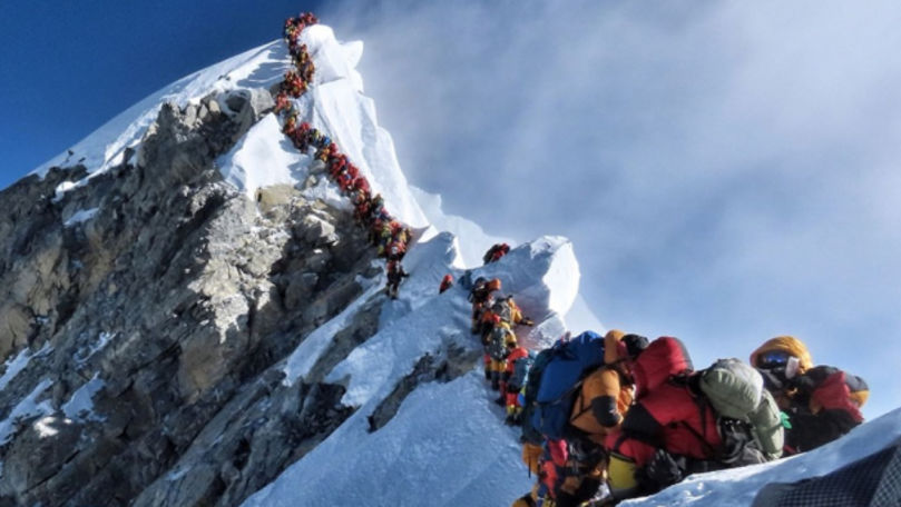 Fotografia spectaculoasă cu ambuteiajul pe Everest: 2 alpiniști au murit