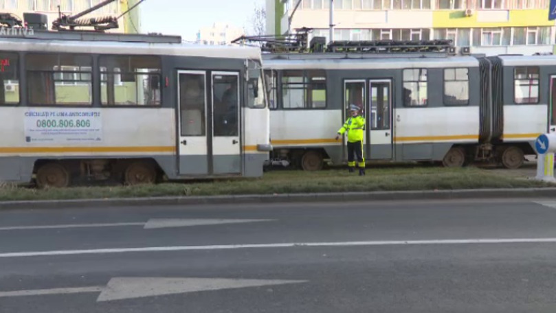 O tânără a ajuns la spital cu piciorul tăiat de tramvai