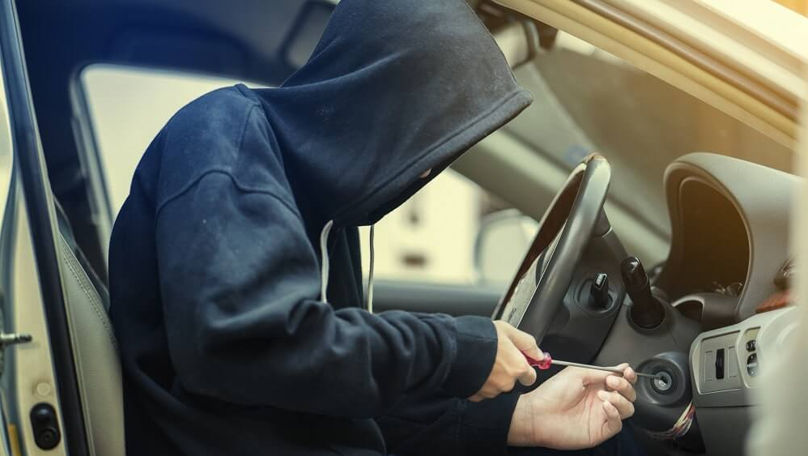 Au furat un microbuz în plină zi: Doi bărbați, reținuți pentru 72 de ore