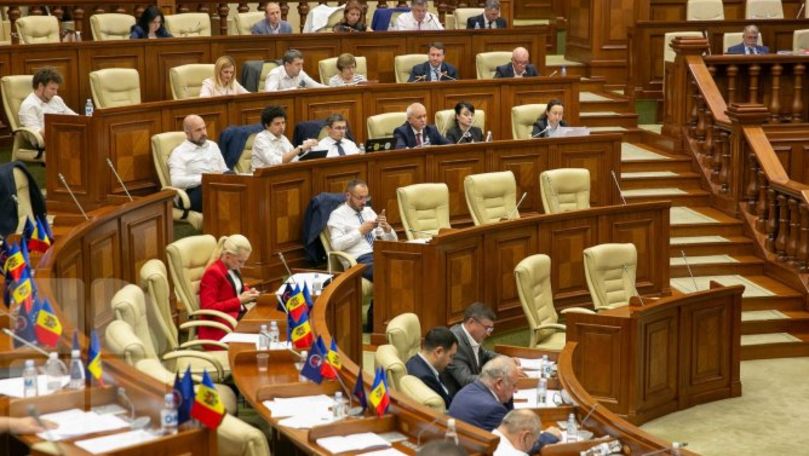 Депутаты прокомментировали инициативу ПСРМ об особом статусе для русского языка в Молдове.
