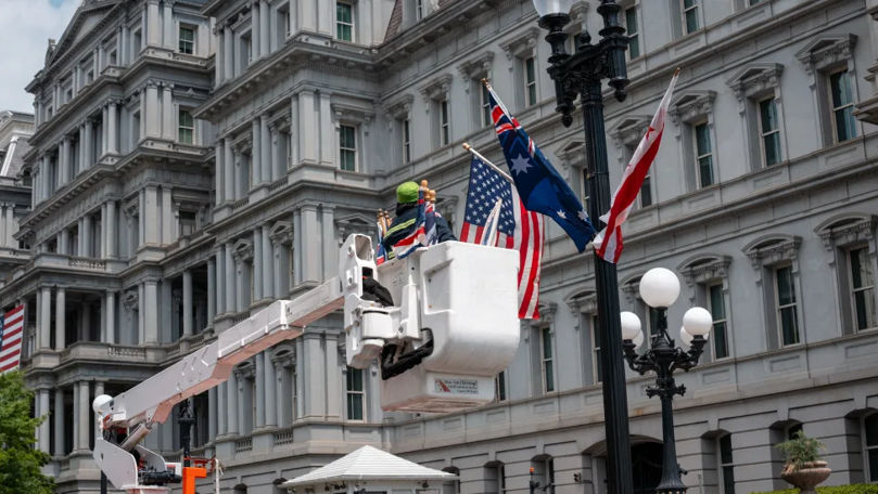 В США к визиту короля Карла III случайно повесили австралийские флаги.