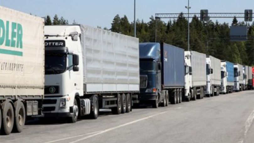 Десятки машин, груженных продукцией, ждут разрешений на экспорт в Россию.