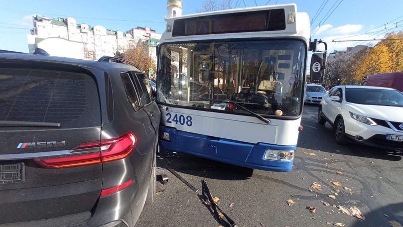 Accident pe o stradă din Capitală. Un troleibuz s-a ciocnit cu un BMW