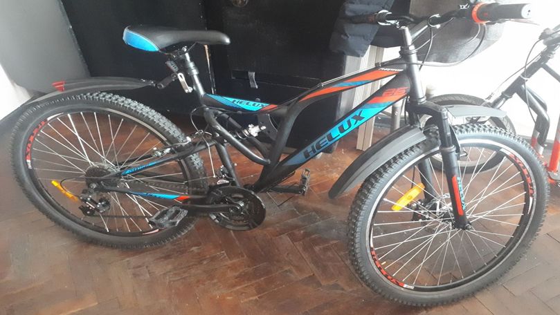 Minori, filmați cum fură o bicicletă și o trotinetă din scara unui bloc