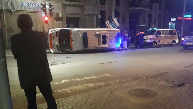 Ambulanță cu un pacient, răsturnată pe o stradă din Capitală