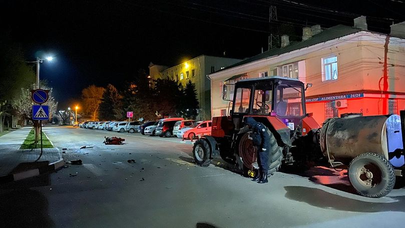 Accident violent la Cahul: Un tractor s-a tamponat cu o motocicletă