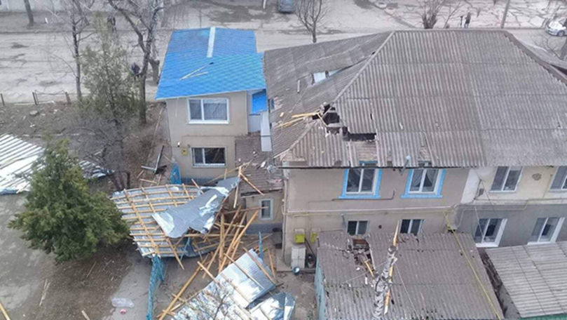 Dezastrul lăsat de vântul filmat cum smulge acoperișul școlii