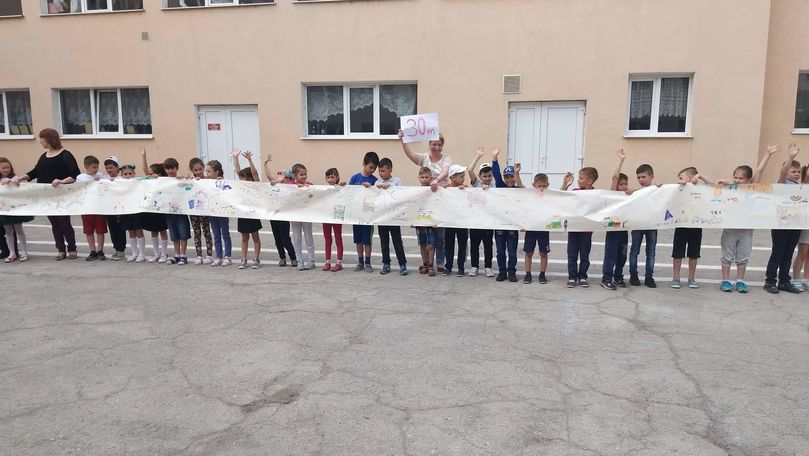 Cea mai mare felicitare de 1 iunie, întinsă 30 de metri în Chișinău