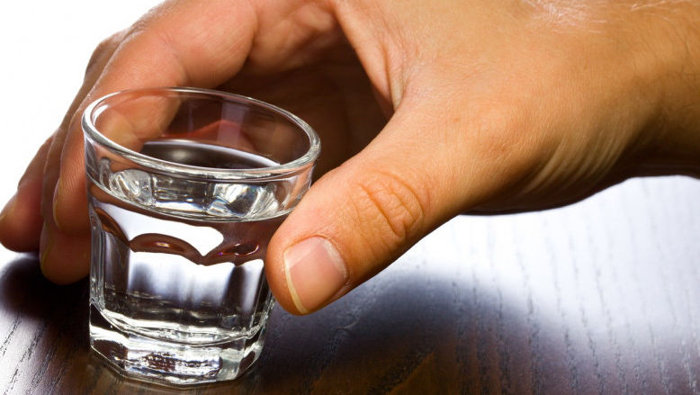 19 persoane au murit în 48 de ore după ce au băut alcool contrafăcut