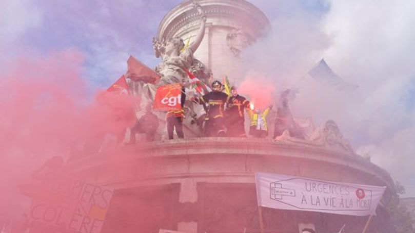 Pompieri protestatari din Franța, alungați cu gaze şi tunuri cu apă