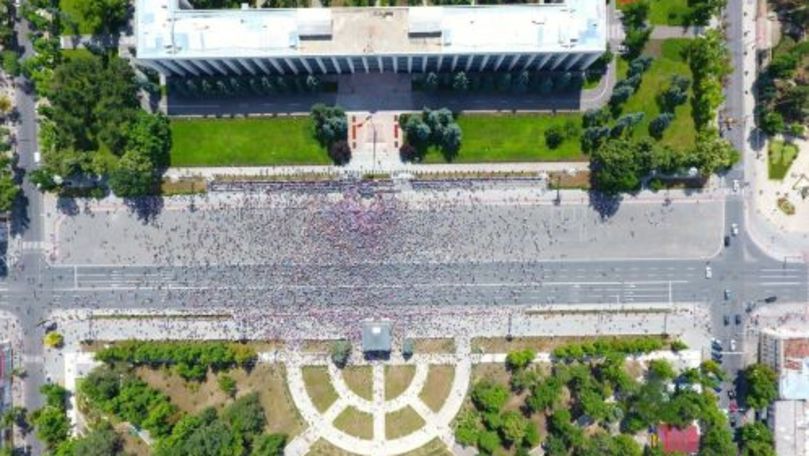 Imagini cu drona: Circa 1500 de oameni protestează în PMAN