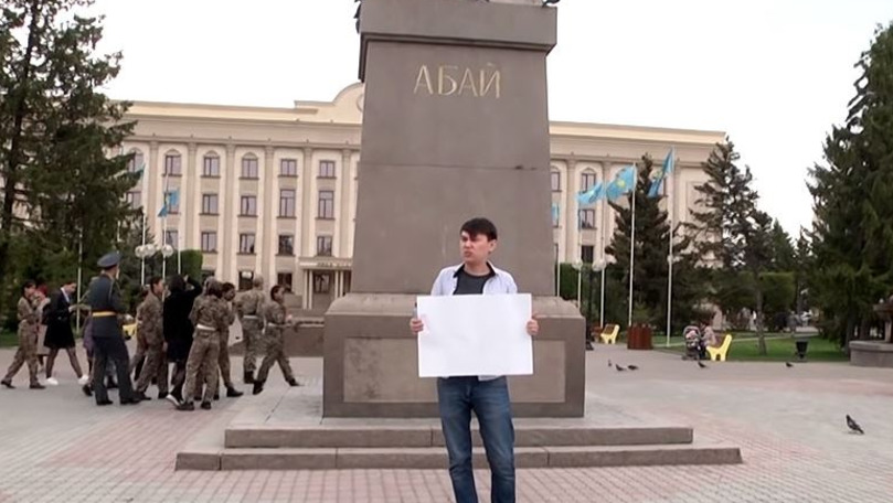 Activist kazah, arestat pentru afișarea unei coli albe de hârtie