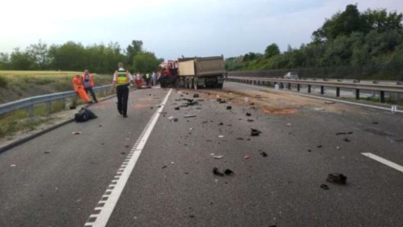Accident grav în Ungaria: Un microbuz s-a ciocnit cu un camion