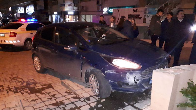 Un șofer beat criță a ajuns cu automobilul într-un parapet la Botanica