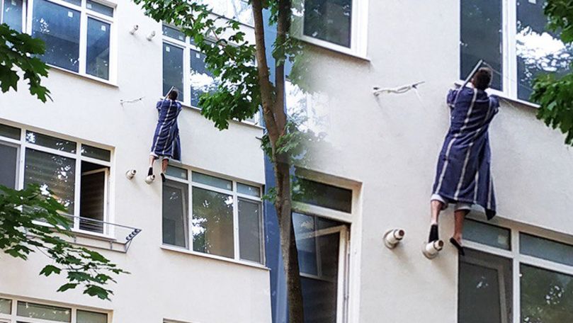 Bărbat în halat, surprins agățat de un balcon din Chișinău
