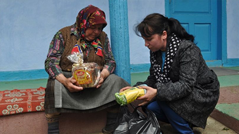 Un grup de voluntari au oferit produse familiilor nevoiașe din Călăraşi