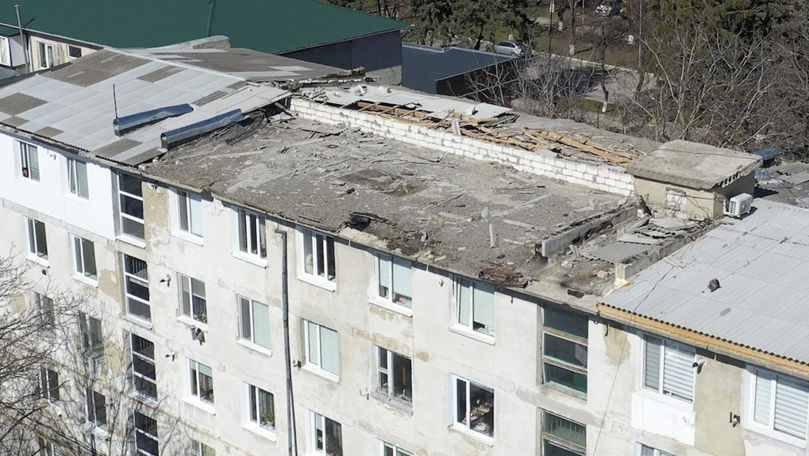 Vântul puternic a distrus acoperișul unui bloc de locuit de la Edineț