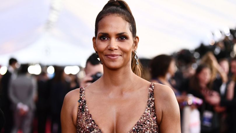 Halle Berry a pozat goală în cadă. Cum arată actrița la 52 de ani