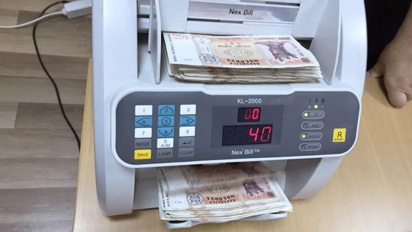 Moldovenii preferă banii cash: Își golesc cardul în ziua de salariu