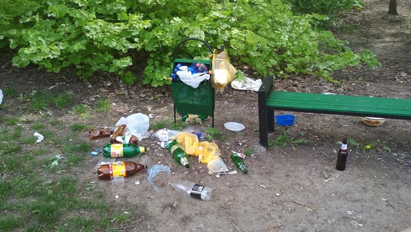 Un parc din Capitală, recent salubrizat, din nou plin de gunoaie