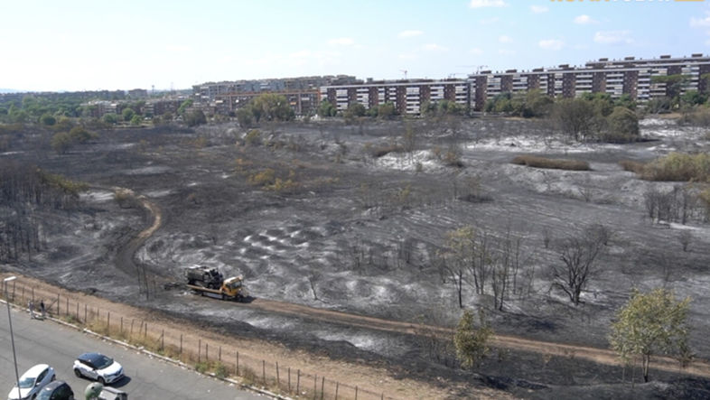 Incendiu la periferia Romei: Patru pompieri au suferit arsuri grave