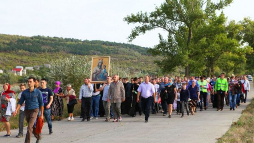 Pelerinaj: Creștinii vor porni cu o icoană adusă de pe muntele Athos