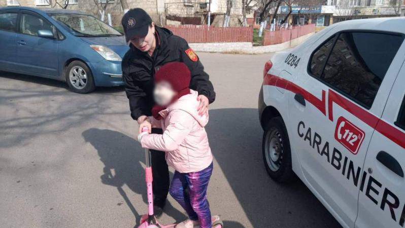 O copilă de 5 ani s-a rătăcit la Comrat: Fetița, găsită de carabinieri