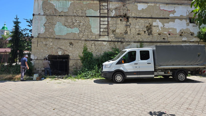 Restaurarea monumentului Moara Roșie: Au fost montate uși provizorii