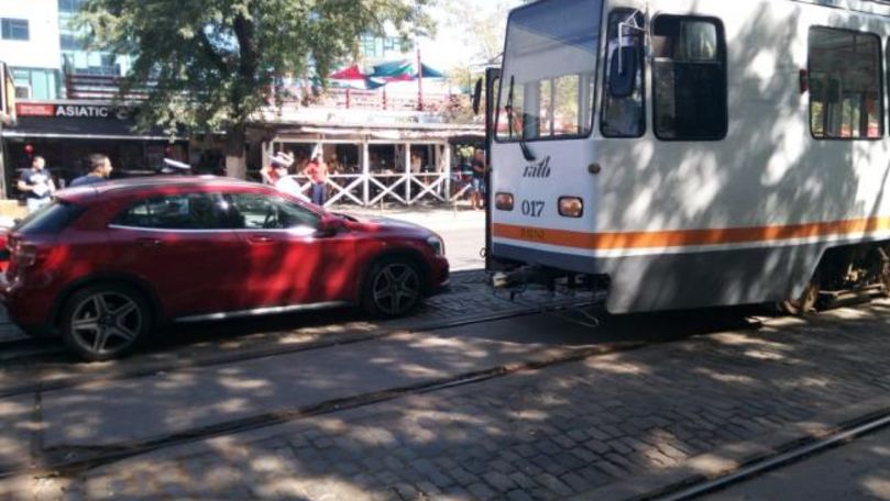 A parcat pe linia de tramvai şi a blocat circulaţia câteva ore