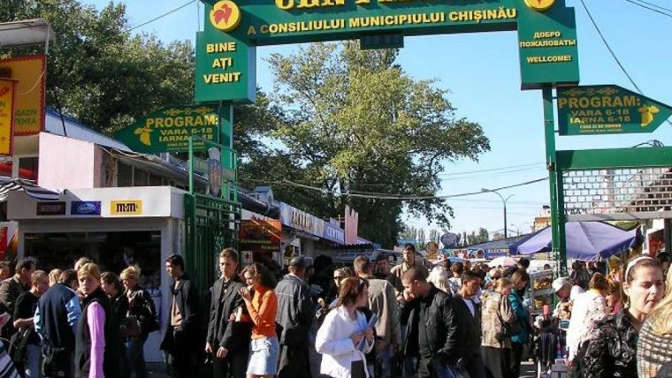 Piața Centrală, luată cu asalt de vizitatori: Fac cumpărături de Paște
