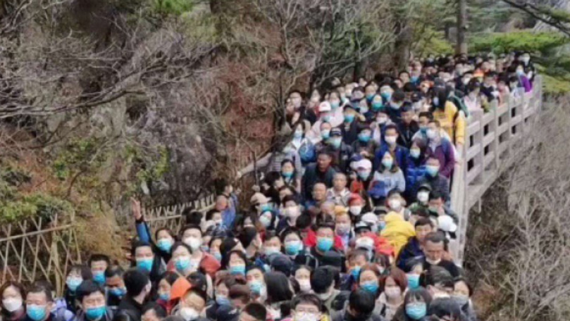 Тысячи китайских туристов застряли в горах Хуаншаня.