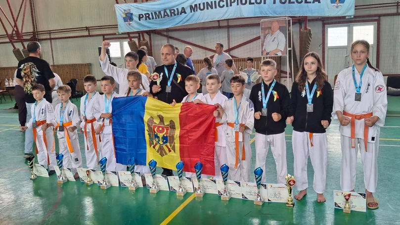 12 sportivi din Florești au luat aurul la un concurs de karate în Tulcea