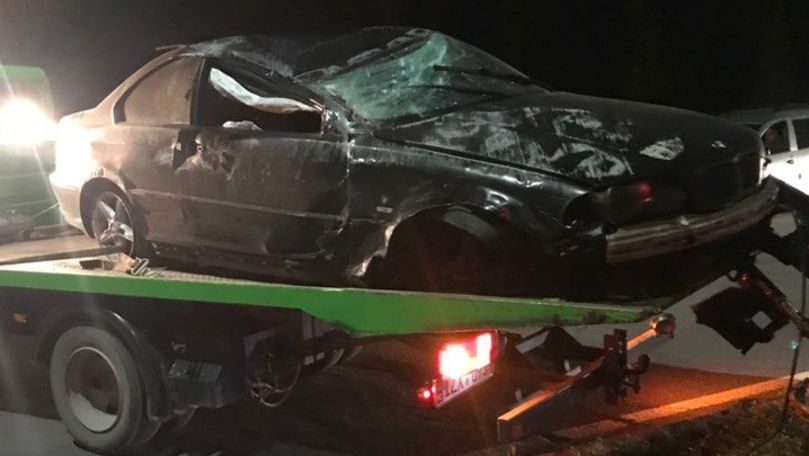 Un BMW s-a ciocnit violent cu un taxi în Chișinău: 2 persoane, la spital